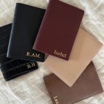 Paspoorthoesje met naam of initialen personaliseren van echt leer bij The M Bar